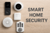 dispositivi smart per sicurezza domestica. “Casa smart protetta con videocamere, luci intelligenti e serrature digitali durante le vacanze estive nel 2025”